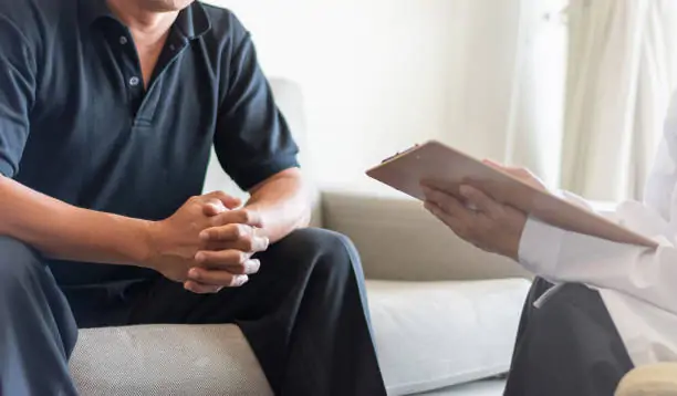 勃起功能障礙（ED）指的是男性無法維持足夠的勃起來進行滿意的性生活。這可能與心理壓力、血管問題、內分泌異常或藥物影響有關。